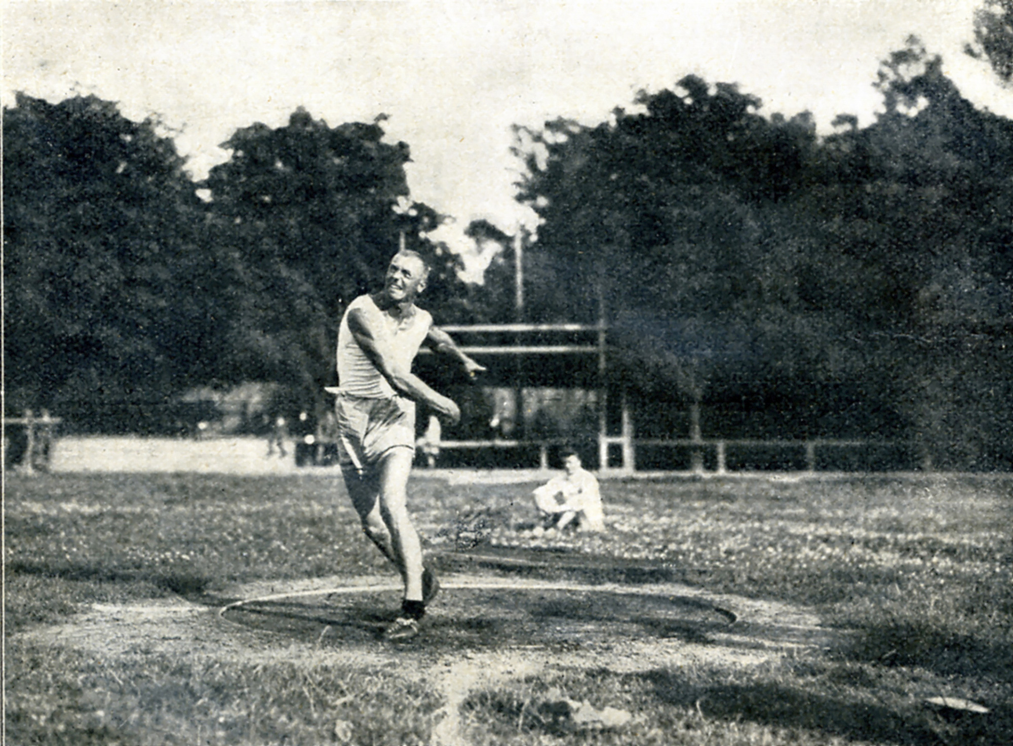 Józef Baran podczas rzutu dyskiem, data nieznana. Źródło: Muzeum Sportu i Turystyki