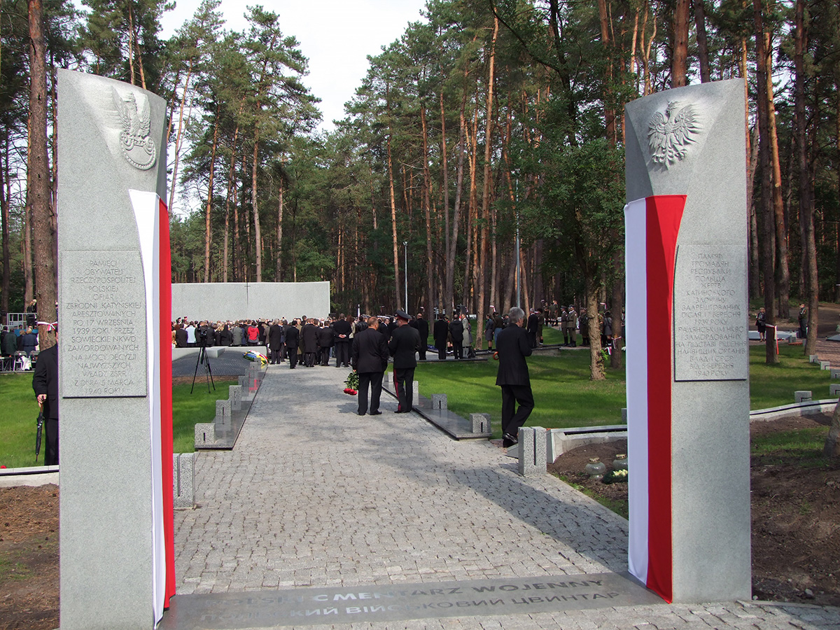Wejście na polską część cmentarza wojennego w bykowiańskim lesie. Źródło: domena publiczna