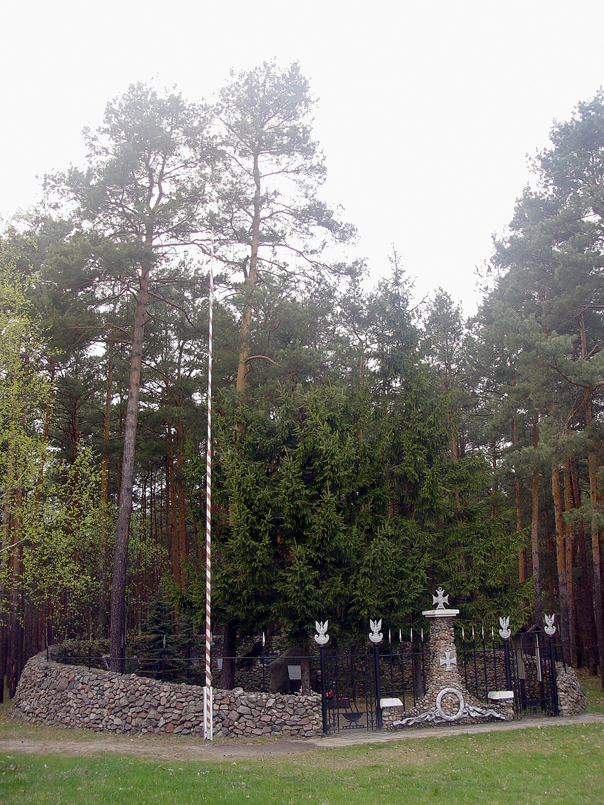 Szaniec „Hubala” w lesie pod Anielinem, miejscu śmierci mjr. Henryka Dobrzańskiego. Źródło: Wikipedia