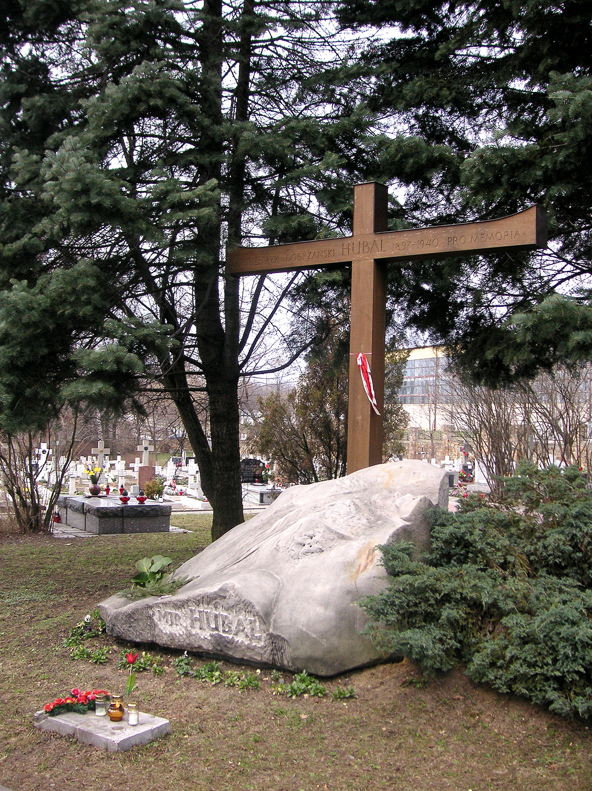 Symboliczna mogiła na Cmentarzu Partyzanckim w Kielcach. Źródło: Wikipedia
