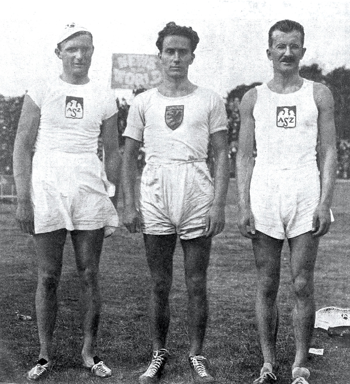Julian Gruner (z prawej) podczas międzynarodowych mistrzostw Anglii. W środku zwycięzca zawodów, Węgier Béla Szepes, z lewej – Sławosz Szydłowski, 1925 r. Źródło: Jagiellońska Biblioteka Cyfrowa