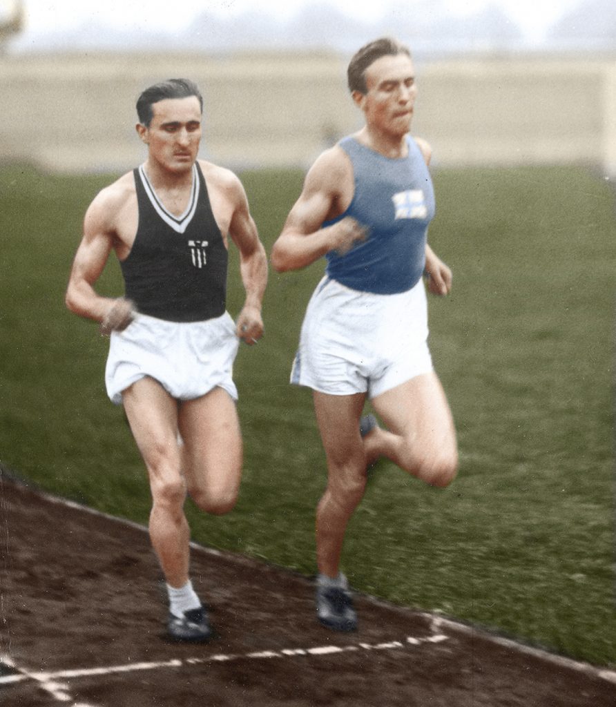 Janusz Kusociński i Fin Volmari Iso-Hollo w biegu na dystansie dwóch mil angielskich w ramach zawodów lekkoatletycznych zorganizowanych przez klub sportowy Warszawianka na stadionie Legii w Warszawie, 15.10.1932 r. To właśnie Iso-Hollo był głównym rywalem Kusocińskiego w biegu podczas igrzysk olimpijskich w Los Angeles Fot. NAC