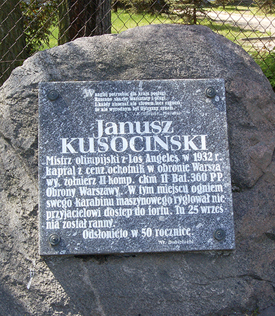 Pamiątkowa tablica ku czci Janusza Kusocińskiego przy Forcie Czerniaków, ul. Powsińska 13 (to w tym miejscu Kusociński został ranny w czasie obrony Warszawy 25 września 1939 r.) Fot. Wikipedia
