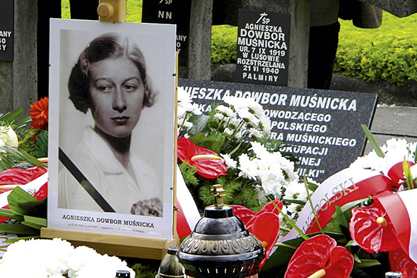 Grób Agnieszki Dowbor-Muśnickiej na cmentarzu w Palmirach. Źródło: Wielkopolski Urząd Wojewódzki w Poznaniu