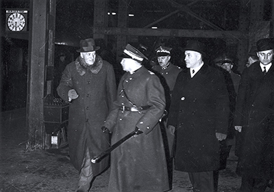 Prezydent RP Ignacy Mościcki, premier Felicjan Sławoj-Składkowski oraz wojewoda warszawski Władysław Jaroszewicz w drodze do Zakopanego na Mistrzostwa FIS w 1939 r. Fot. NAC