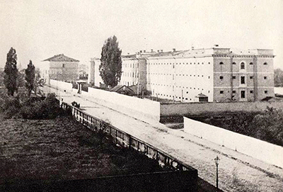 Gmach Pawiaka – więzienia przy ul. Dzielnej w Warszawie Fot. Wikipedia