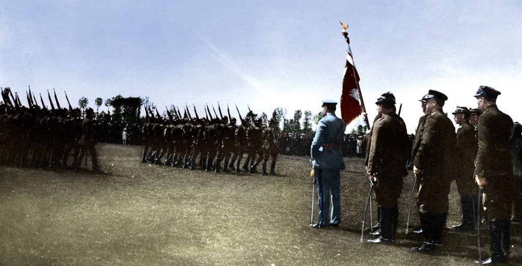 Żołnierze 29. Pułku Strzelców Kaniowskich defilują przed Marszałkiem Józefem Piłsudskim podczas uroczystości nadania pułkowi sztandaru. Źródło: Narodowe Archiwum Cyfrowe