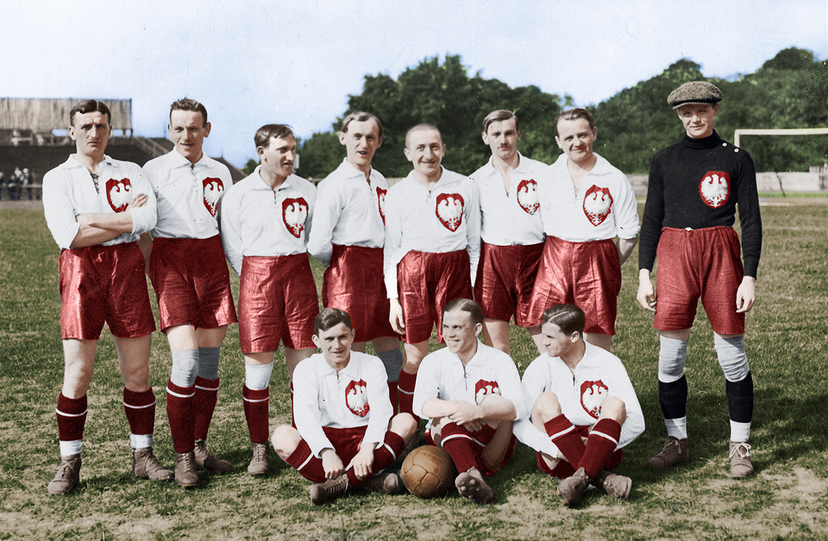 Reprezentacja Polski w piłce nożnej na igrzyskach w Paryżu. Marian Spojda siedzi 1. z lewej, 1924 r. Źródło: Narodowe Archiwum Cyfrowe