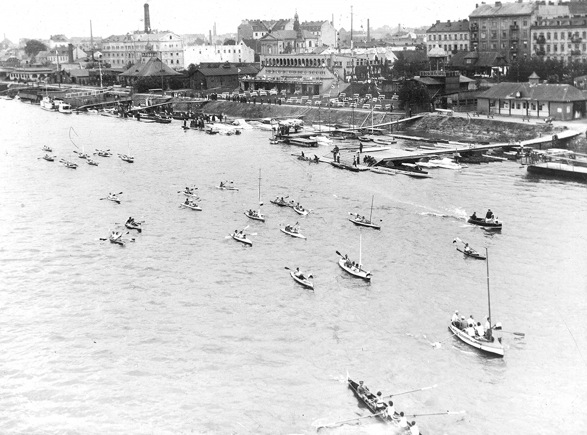 Spływ do morza kajakarzy obok przystani Warszawskiego Towarzystwa Wioślarskiego, 1934 r. Źródło: Narodowe Archiwum Cyfrowe