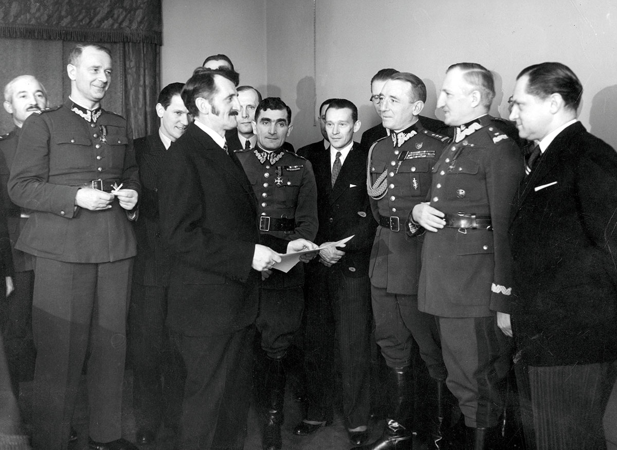 Rudolf Wacek odbiera nagrodę myśliwską. Trzeci z prawej – płk Kazimierz Glabisz (od 1929 do 1945 r. prezes Polskiego Komitetu Olimpijskiego). Źródło: Narodowe Archiwum Cyfrowe