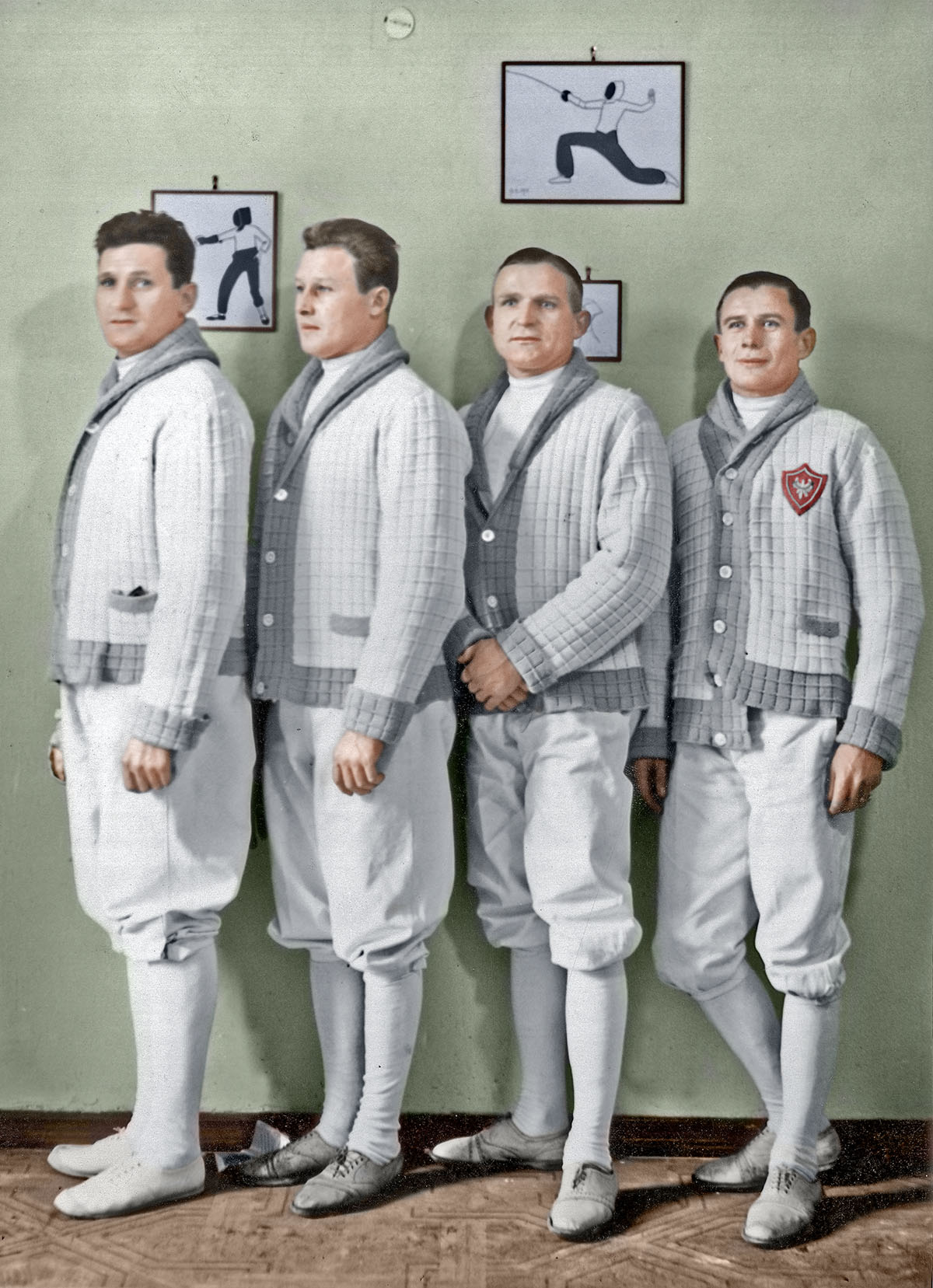 Szermierze z Policyjnego Klubu Sportowego Katowice w grudniu 1934 r. Od lewej: Antoni Sobik, Karol Paszek, Teodor Zaczyk i Antoni Kaczmarczyk. Źródło: Narodowe Archiwum Cyfrowe