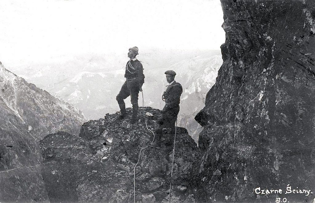 Mariusz Zaruski (z lewej) podczas wycieczki w Tatrach – na zdjęciu na masywie Czarnych Ścian. Źródło: archiwum Muzeum Tatrzańskiego